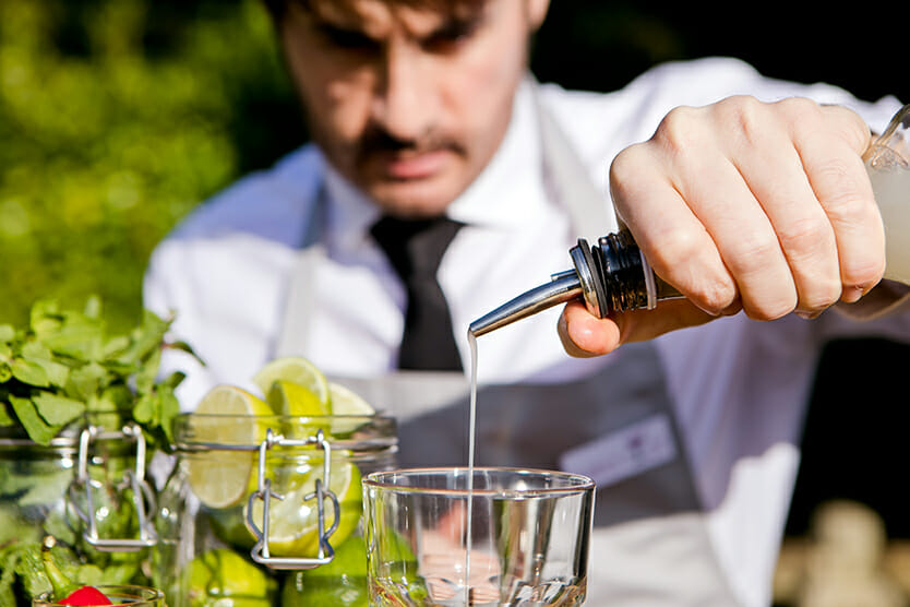 Purple Fizz making cocktail